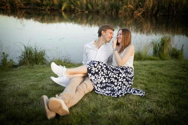 Belo Jovem Casal Natureza Casal Apaixonado — Fotografia de Stock