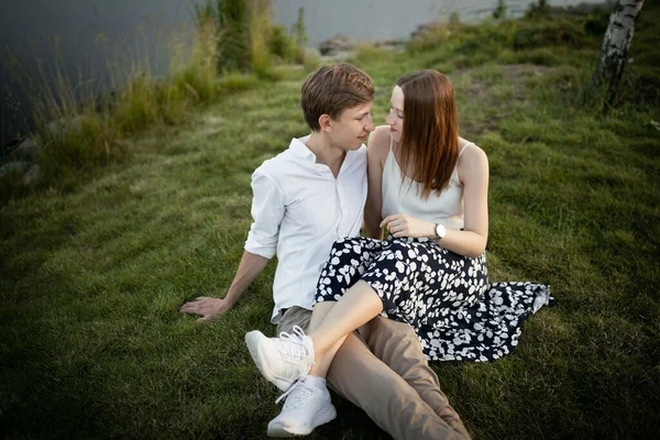 Jeune Couple Amoureux Couple Sur Nature — Photo