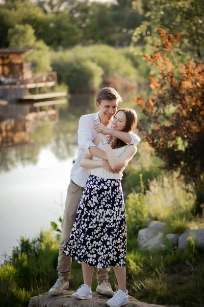 Jeune Couple Amoureux Couple Sur Nature — Photo