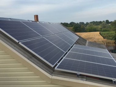 Çatıdaki güneş panelleri. Alternatif enerji