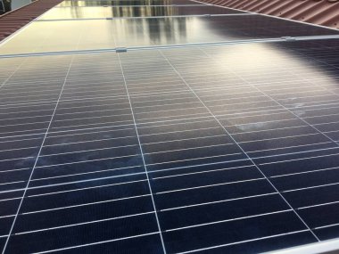 Çatıdaki güneş panelleri. Alternatif enerji