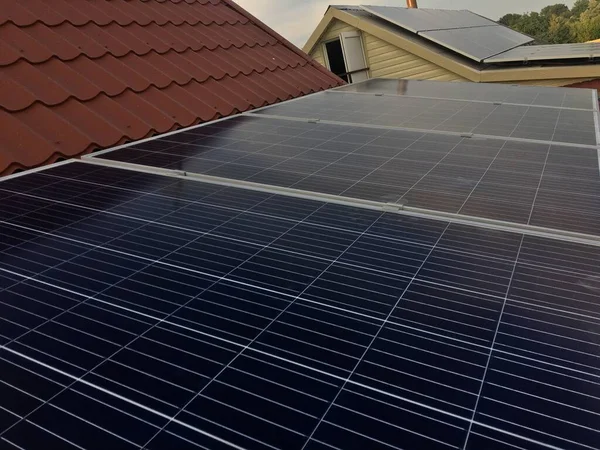 Çatıdaki Güneş Panelleri Alternatif Enerji — Stok fotoğraf