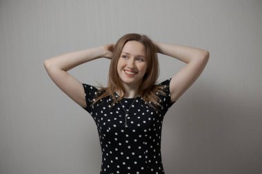 Genç ve güzel stil kızı duygularını gösteriyor.. 