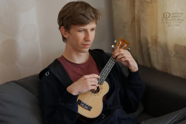 Jonge Blonde Man Speelt Muziek Ukelele — Stockfoto