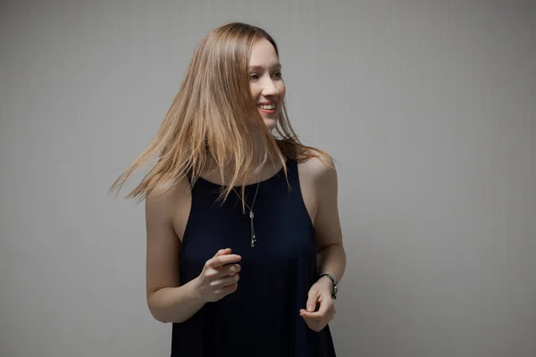 Jeune Belle Fille Élégante Montre Ses Émotions — Photo