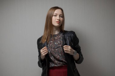 Genç ve güzel bir kadın duygularını gösterir.