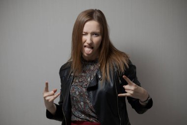 Genç ve güzel bir kadın duygularını gösterir.