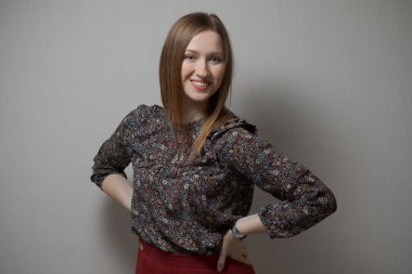 Genç ve güzel bir kadın duygularını gösterir.