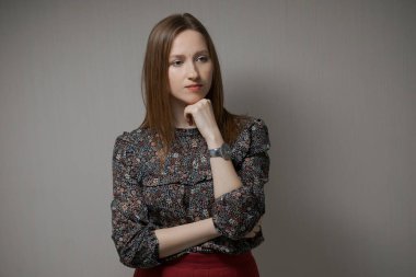 Genç ve güzel bir kadın duygularını gösterir.