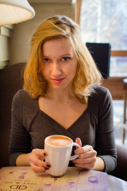 Güzel sarışın kız eski yerinde 