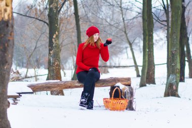 Ormandaki kırmızı şapkalı güzel sarışın kız. Kışın kız. Beyaz kar. Kırmızı Başlıklı Kız.