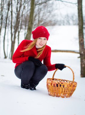 Ormandaki kırmızı şapkalı güzel sarışın kız. Kışın kız. Beyaz kar. Kırmızı Başlıklı Kız.
