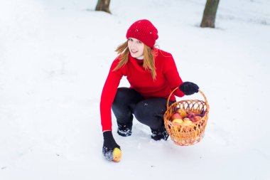 Ormandaki kırmızı şapkalı güzel sarışın kız. Kışın kız. Beyaz kar. Kırmızı Başlıklı Kız.