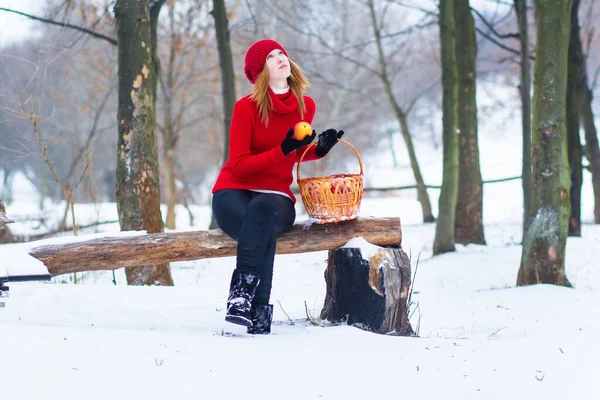 森の中の赤い帽子の美しいブロンドの女の子 冬の女の子 白い雪だ 小さな赤い乗馬フード — ストック写真