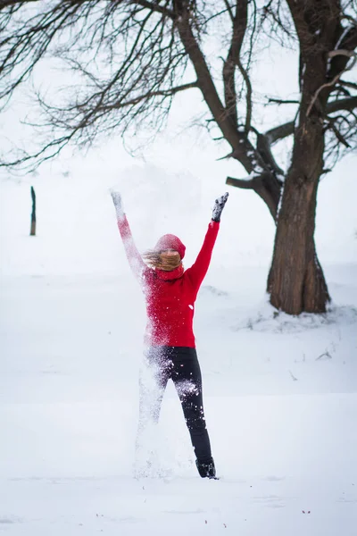 Linda Menina Loira Chapéu Vermelho Floresta Rapariga Inverno Neve Branca — Fotografia de Stock