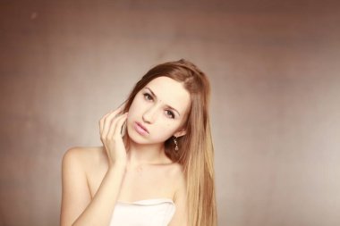 Güzel, genç, duygusal sarışın kadın portresi