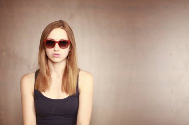 Güzel, genç, duygusal sarışın kadın portresi