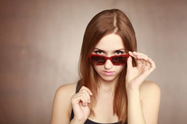 Güzel, genç, duygusal sarışın kadın portresi