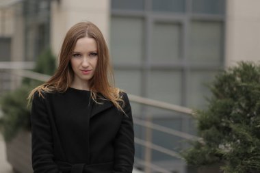 Siyah ceketli kız. Şehirdeki güzel, duygusal genç kız. Güzel kız elleriyle saçını tutuyor. Düşünen kadın. Çok düşünceli bir kadın. Bir insanın üzerinde şal ya da mendil. Kibirli görünüm