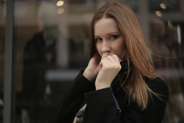 Ragazza Col Cappotto Nero Bella Ragazza Emotiva Città Bella Ragazza — Foto Stock