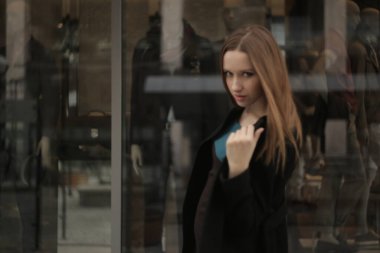 Siyah ceketli kız. Şehirdeki güzel, duygusal genç kız. Güzel kız elleriyle saçını tutuyor. Düşünen kadın. Çok düşünceli bir kadın. Bir insanın üzerinde şal ya da mendil. Kibirli görünüm