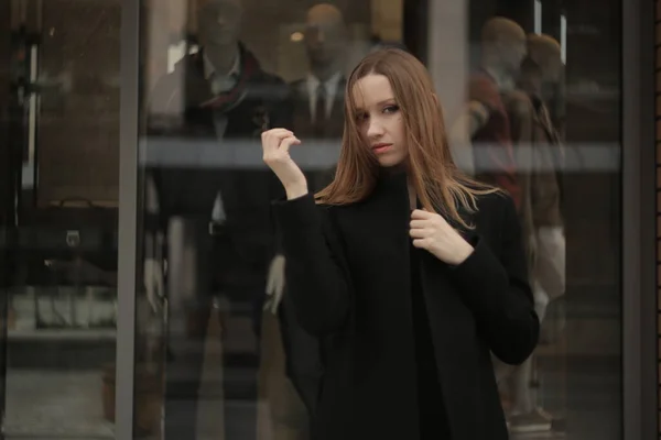 Ragazza Col Cappotto Nero Bella Ragazza Emotiva Città Bella Ragazza — Foto Stock