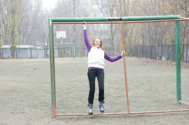 Açık havada yürüyen olgun sarışın, fit bir kadın.