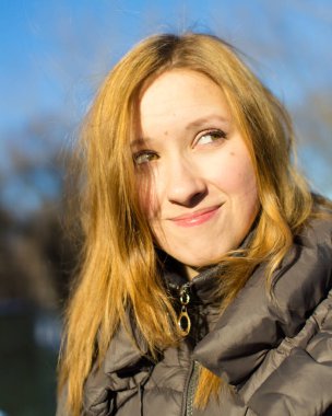 Kışın güzel sarışın kız.