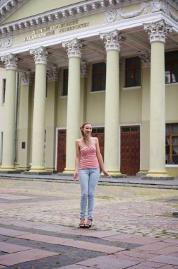 Güzel kız açık havada yürüyor. Parktaki kız. Doğadaki kız. Dışarıdaki kadın. Gülümseyen olumlu kadın