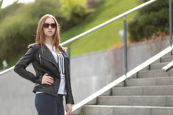 Bella Ragazza Che Cammina All Aperto — Foto Stock