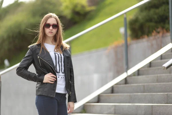 Bella Ragazza Che Cammina All Aperto — Foto Stock