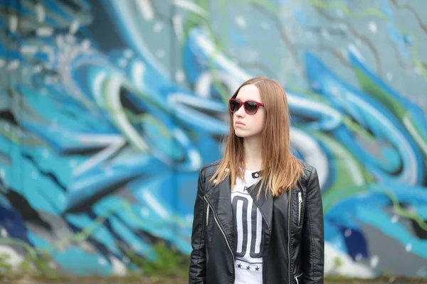 Hermosa Joven Chaqueta Cuero Negro Contra Pared Graffiti —  Fotos de Stock