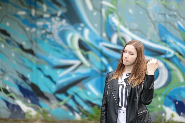 Hermosa Joven Chaqueta Cuero Negro Contra Pared Graffiti — Foto de Stock