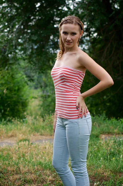 Hermosa Chica Está Caminando Aire Libre Una Chica Parque Chica — Foto de Stock