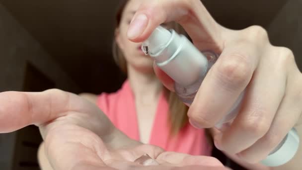 Una vista de la mano de la mujer desinfectó sus manos con desinfectante — Vídeos de Stock