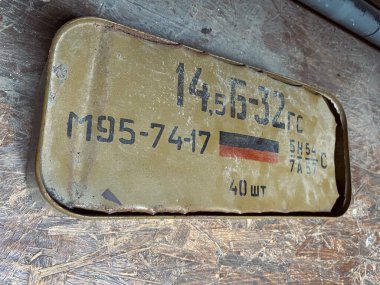 Askeri demir kutu masanın üstünde.