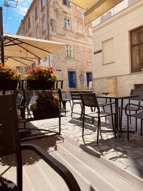 Eski caddedeki kafe. Mobilya ve sandalyeler dışarıda.
