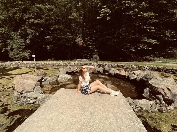 Kız Suyun Yanında Oturuyor — Stok fotoğraf