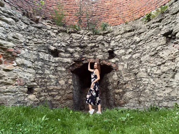 Kız Kalenin Eski Taş Duvarına Karşı Duruyor — Stok fotoğraf