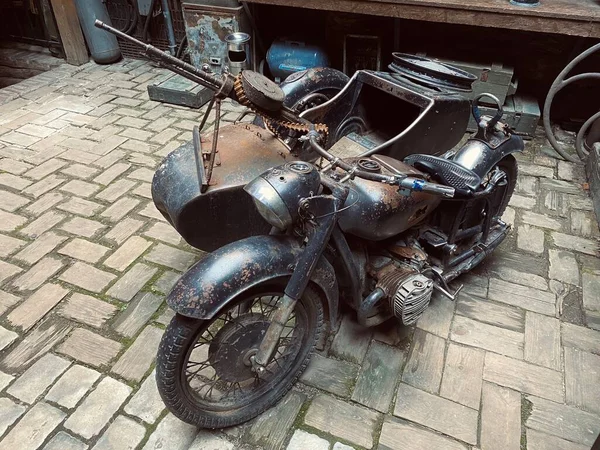 Vieja Motocicleta Metal Vintage Con Arma Ella —  Fotos de Stock