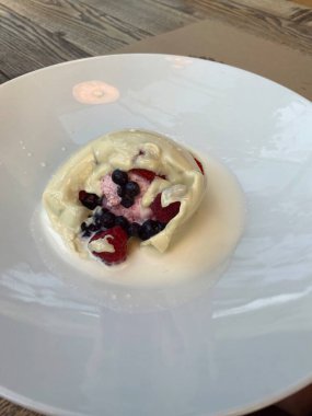 Lezzetli dondurma masadaki beyaz tabakta.