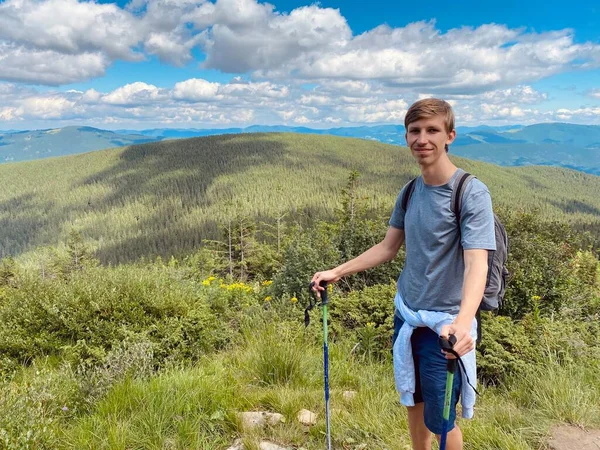 Jovem Loiro Está Nas Montanhas Céu Azul Bela Natureza Encaixe — Fotografia de Stock