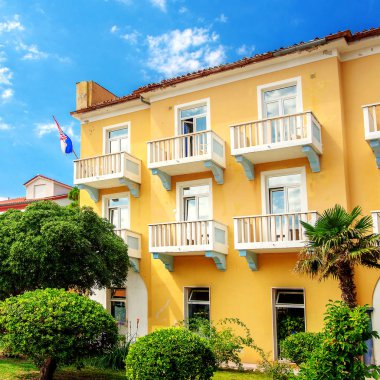 Hırvat Rab şehrin görünümü ada Rab ve küçük tipik Akdeniz mimarisi