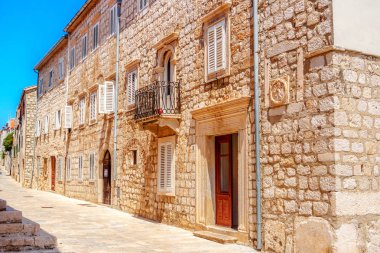 Hırvat Rab şehrin görünümü ada Rab ve taştan yapılmış küçük sokakları