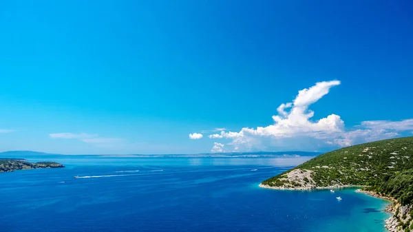 地中海的看法在克罗地亚北部 海岛以它美丽的绿松石颜色水和自然 — 图库照片