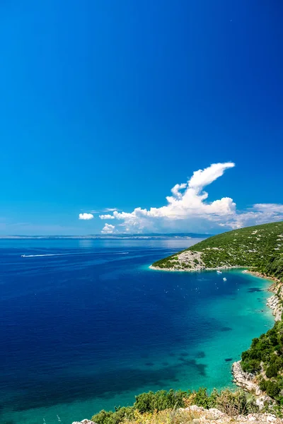 クロアチア北部 水と自然の美しいターコイズ色の島ラブの地中海のビュー — ストック写真