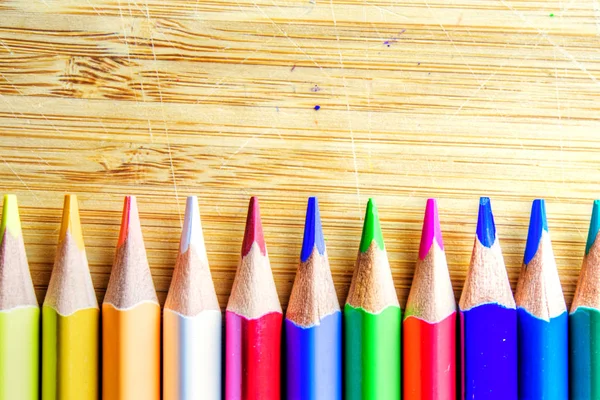 Lápices Colores Arco Iris Multicolor Sobre Fondo Texturizado Madera Sucia — Foto de Stock