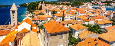 Rab şehrin görünümü Hırvat'Rab şehir Katedrali bir kuleden ada