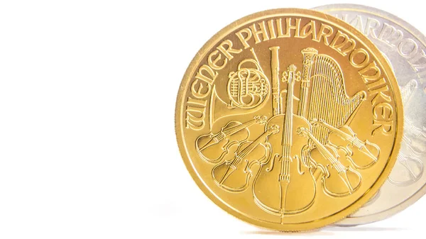 Крупный План Серебряной Золотой Австрийской Филармонии Унция Монет Белом Фоне — стоковое фото