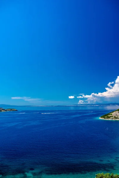地中海的看法在克罗地亚北部 海岛以它美丽的绿松石颜色水和自然 — 图库照片